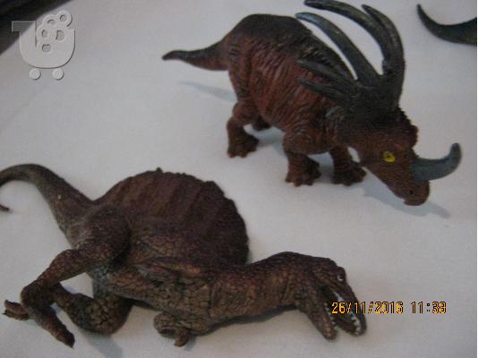 διαφορες φιγουρες δεινοσαυροι